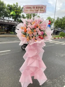 Đặt hoa chúc mừng thể hiện niềm vui, sự chúc phúc và lời chúc tốt đẹp đến người nhận.