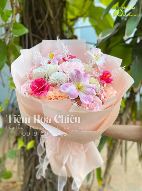 Hoa lụa màu sắc hoa tươi sáng, đường nét hoa mềm mại, vẻ đẹp chân thực vượt thời gian