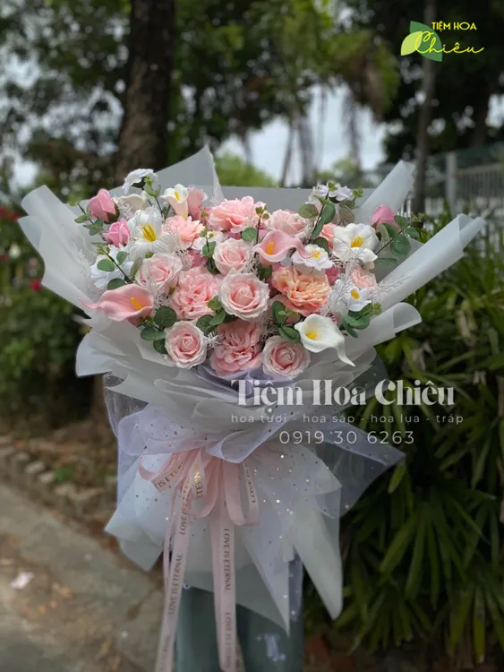 Hoa lụa màu sắc hoa tươi sáng, đường nét hoa mềm mại, vẻ đẹp chân thực vượt thời gian