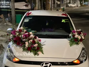 Hoa tươi thiết kế xe cưới sang trọng, mang lời chúc phúc tốt đẹp, may mắn cho cuộc sống hôn nhân.