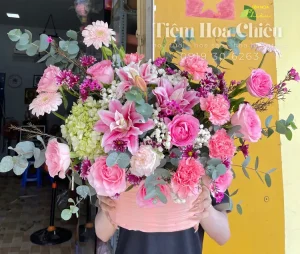 Giỏ hoa tươi gửi gắm lời chúc mừng ngọt ngào, tinh tế khiến người nhận được trân trọng, yêu thương.