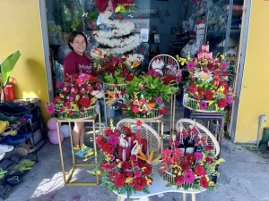 Hoa tươi trang trí đám cưới tượng trưng cho tình yêu, sự chung thủy và những lời chúc phúc tốt đẹp