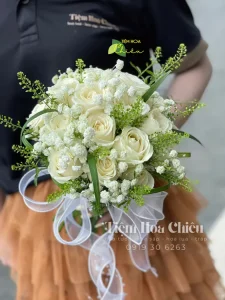 Hoa tươi cưới cầm tay biểu tượng tình yêu, hạnh phúc góp phần làm nên ngày cưới trọn vẹn.