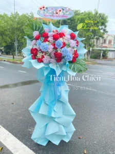 Đặt hoa tươi khai giảng tượng trưng cho sự tri ân, động viên và kỳ vọng vào một năm học mới thành công