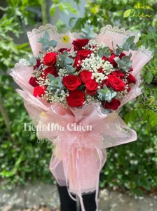 Đặt hoa tươi luôn được yêu thích với vẻ đẹp tự nhiên mà còn truyền tải thông điệp yêu thương sâu sắc.