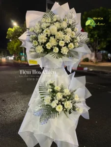 Đặt vòng hoa viếng truyền tải tình cảm và sự kính trọng, tạo ra sự đồng cảm và sẻ chia trong thời điểm khó khăn