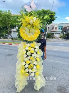 Đặt vòng hoa viếng gửi gắm đến người đã khuất để chia sẻ nỗi buồn, làm vơi đi nỗi đau với gia quyến.