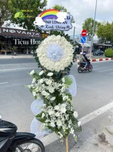 Đặt vòng hoa viếng thay lời tiễn biệt cuối cùng, gửi gắm tấm lòng thành kính và an ủi sâu sắc đến gia đình