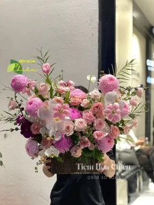 Đặt hoa tươi sinh nhật được trao tặng với thiết kế hài hòa làm cho người nhận trở nên yêu đời và thoải mái
