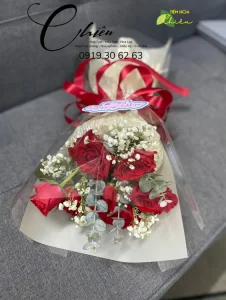 Đặt hoa sinh nhật được trao tặng với thiết kế hài hòa làm cho người nhận trở nên yêu đời và thoải mái