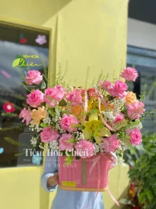 Giỏ hoa món quà kết nối và thắt chặt mối quan hệ, thể hiện tấm lòng quý trọng của bạn đến người nhận.