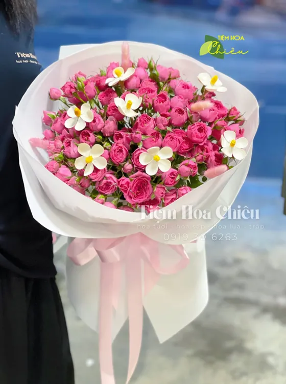 Bó hoa giá rẻ thiết kế tinh tế, nhẹ nhàng và mang đậm tính cá nhân hóa chân thành, lãng mạn.