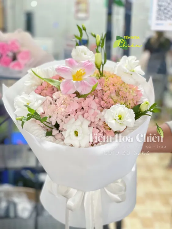 Bó hoa giá rẻ thiết kế tinh tế, nhẹ nhàng và mang đậm tính cá nhân hóa chân thành, lãng mạn.