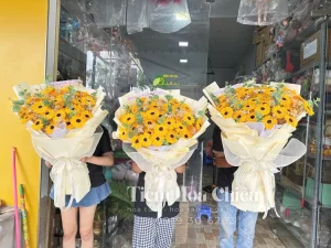 Shop hoa CHIÊU thiết kế kệ chúc mừng vẻ đẹp rực rỡ, thể hiện sự trang trọng và đẳng cấp của người gửi tặng.
