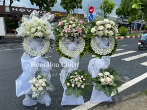 Đặt hoa viếng đám tang thể hiện thông điệp tôn kính, tiếc thương cuối cùng đối với người sang thế giới mới.