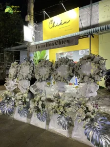 Đặt hoa viếng đám tang biểu tượng cho sự tưởng nhớ về những kỷ niệm quý giá mà người đã khuất để lại.