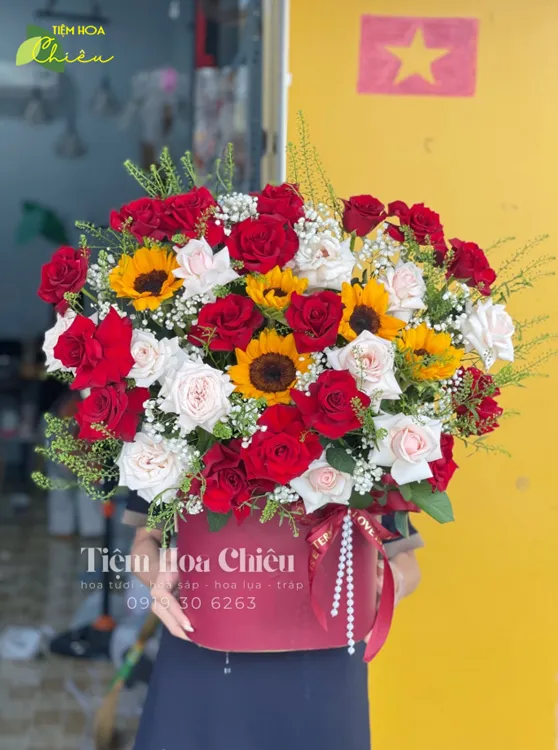 Giỏ hoa tươi đẹp truyền tải xúc cảm khó nói bằng lời – từ sự yêu thương, ngưỡng mộ cho đến sự trân trọng.