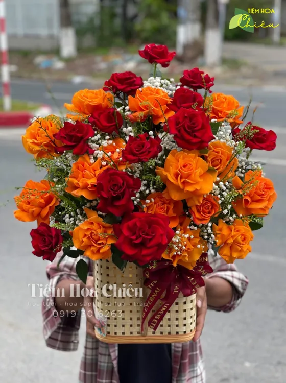 Giỏ hoa tươi đẹp truyền tải xúc cảm khó nói bằng lời – từ sự yêu thương, ngưỡng mộ cho đến sự trân trọng.