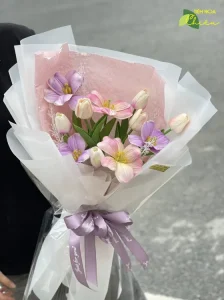 Hoa lụa vẻ đẹp tinh tế, bền bỉ tượng trưng cho một tình yêu, tình bạn hay tình cảm thân thiết không tàn phai