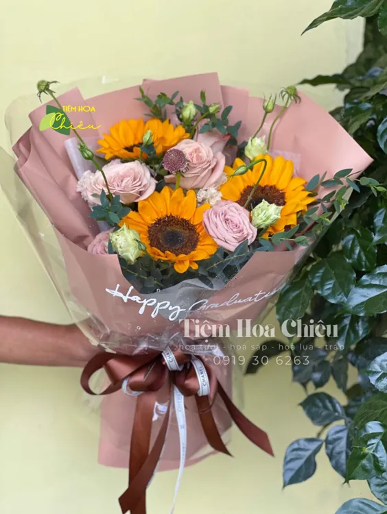 Đặt hoa tốt nghiệp biểu tượng sự chúc mừng, tình cảm chân thành mà bạn muốn gửi gắm đến người nhận.