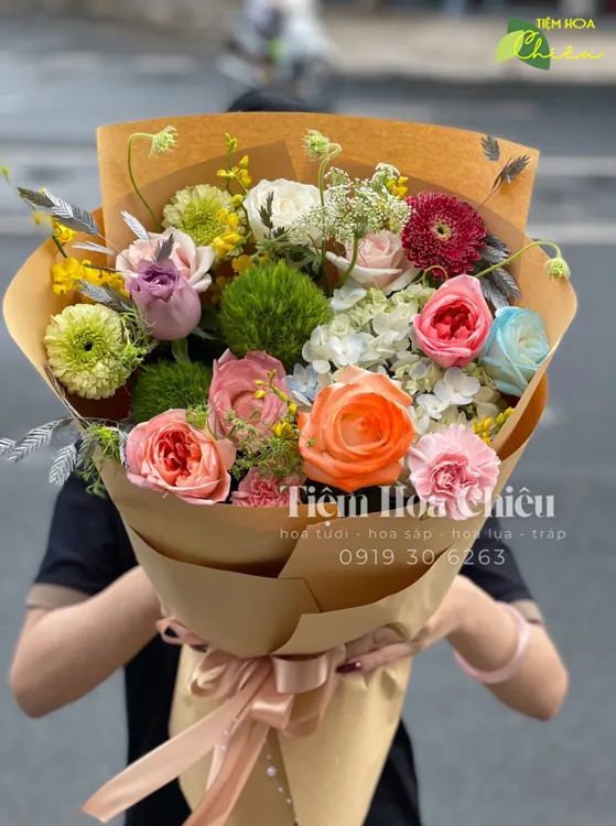 Đặt hoa tốt nghiệp biểu tượng sự chúc mừng, tình cảm chân thành mà bạn muốn gửi gắm đến người nhận.