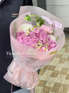 Đặt hoa chúc mừng sinh nhật giúp không gian buổi tiệc thêm phần trang nhã, nổi bật và ấm cúng