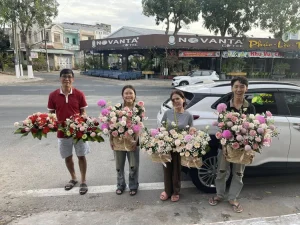 Cửa hàng hoa tươi thiết kế bó hoa tươi với nhiều phong cách từ cổ điển đến hiện đại, phù hợp chủ đề tặng hoa.