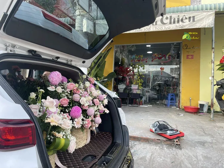 Cửa hàng hoa tươi thiết kế bó hoa tươi với nhiều phong cách từ cổ điển đến hiện đại, phù hợp chủ đề tặng hoa.