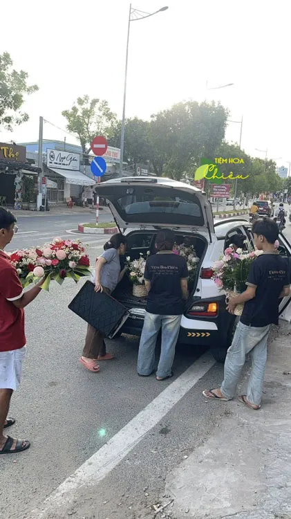 Cửa hàng hoa tươi thiết kế bó hoa tươi với nhiều phong cách từ cổ điển đến hiện đại, phù hợp chủ đề tặng hoa.