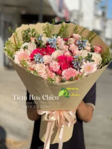 Đặt hoa sinh nhật giúp bạn gửi gắm tình cảm, lời chúc mừng, lời quan tâm chân thành nhất đến người nhận.