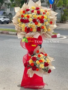 Cửa hàng hoa đặt hoa mừng khai trương may mắn, tài lộc giúp bạn gửi đi thông điệp về tình hữu nghị bền chặt.