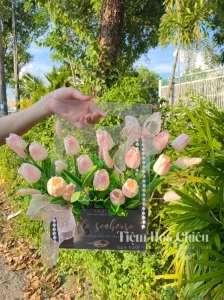 Hoa lụa giữ cho hình dáng và màu sắc không thay đổi theo thời gian, luôn tươi tắn và đẹp.