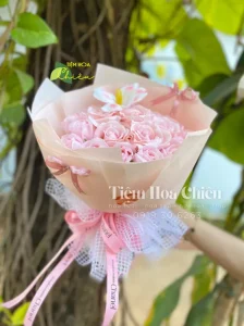 Hoa lụa món quà với vẻ đẹp tinh tế, tiết kiệm chi phí so với hoa tươi và độ bền cao.