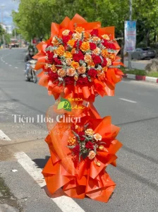 Shop hoa tươi đặt vòng hoa khai trương mang lời chúc thành công, may mắn và thịnh vượng đến gia chủ.