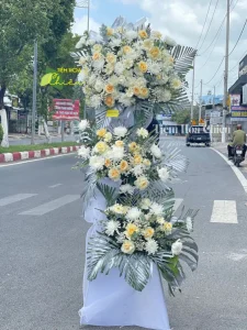 Đặt vòng hoa viếng dạng kệ đứng sẻ chia, thấu hiểu và gửi lòng thành kính đến gia quyến người đã khuất.