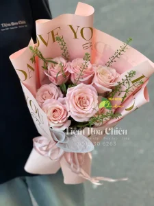 Shop hoa gần đây CHIÊU - Đặt hoa tốt nghiệp gửi gắm lời chúc mừng và niềm tin vào những khởi đầu mới.