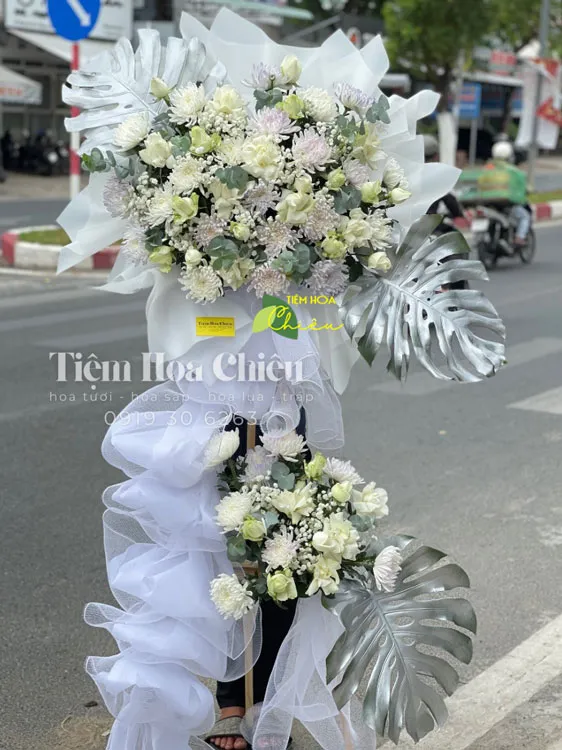 Cửa hàng hoa đặt vòng hoa viếng mong tâm hồn của người đã khuất được thanh nhàn.