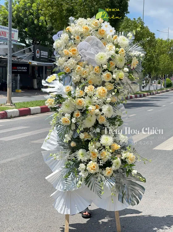 Cửa hàng hoa đặt vòng hoa viếng mong tâm hồn của người đã khuất được thanh nhàn.