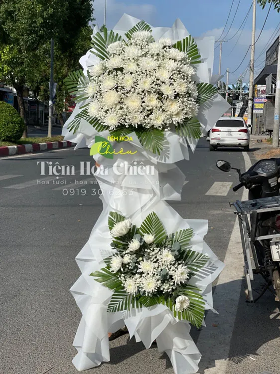 Cửa hàng hoa đặt vòng hoa viếng mong tâm hồn của người đã khuất được thanh nhàn.