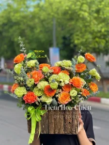 Giỏ hoa tươi được thiết kế tỉ mỉ, thể hiện sự sáng tạo và cái nhìn nghệ thuật của người gửi.