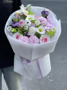 Hoa sáp Bạc Liêu chế tác tinh xảo, rất giống hoa thật, mang lại cảm giác tự nhiên và sang trọng.