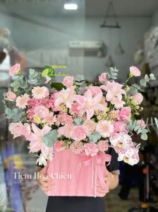 Giỏ hoa tươi được thiết kế công phu và tinh tế đem đến cho không gian thêm sang trọng và tinh tế.