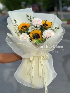 Đặt hoa tốt nghiệp tại CHIÊU mang đến những mẫu hoa tươi thắm, trang trọng và đầy cảm xúc.