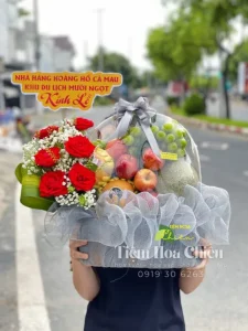 Giỏ trái cây quà tặng kèm hoa tươi bày biện đẹp mắt, đẳng cấp, thể hiện được giá trị của món quà.