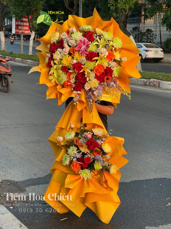 Đặt lãng hoa chúc mừng khai trương tại tiệm hoa tươi gần đây nhất tượng trưng cho sự may mắn, và thành công.