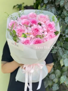 Đặt hoa ngày phụ nữ Việt Nam 20 10 thể hiện sự quan tâm tinh tế, đầy cảm xúc đối với người mình thương.