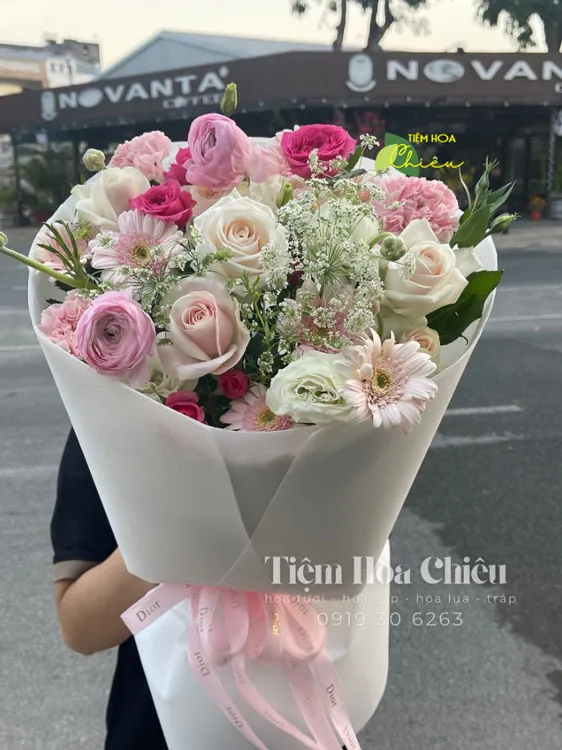 Đặt hoa ngày phụ nữ Việt Nam 20 10 thể hiện sự quan tâm tinh tế, đầy cảm xúc đối với người mình thương.