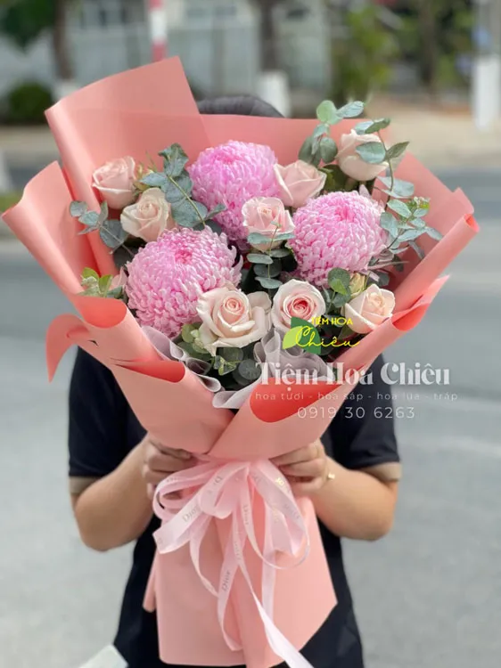 Đặt hoa ngày phụ nữ Việt Nam 20 10 thể hiện sự quan tâm tinh tế, đầy cảm xúc đối với người mình thương.