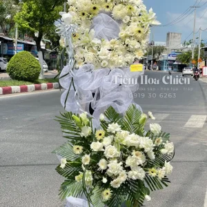 Đặt vòng hoa viếng thể hiện sự tôn trọng, gửi gắm trọn vẹn tình cảm chân thành đến người đã khuất.