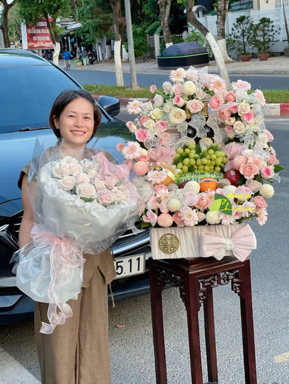Giỏ trái cây dạm ngõ tại shop hoa CHIÊU - Tượng trưng cho sự hòa hợp và thịnh vượng trong hôn nhân.